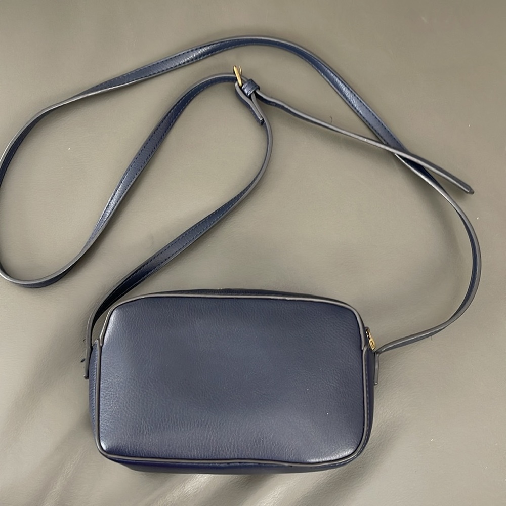 👛 Classic Gap Navy Blue Synthetic Leather Adjustable Strap Purse. - Picture 2 of 7